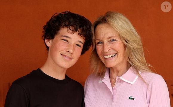 Né de la relation d'Estelle Lefébure avec le restaurateur Pascal Ramette, l'adolescent fêtera ses 16 ans en fin d'année.

Estelle Lefébure et son fils Giulano Ramette au photocall du village lors des Internationaux de France de Tennis de Roland Garros 2026, à Paris, France, le 29 mai 2026. © Dominique Jacovides/Bestimage