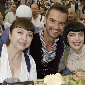 La chanteuse vit "casanière", avec sa sœur Monique à Neuilly-sur-Seine. "Richissime, elle préfère le calme de son hôtel particulier de l’Ouest parisien aux soirées en ville", 

Monique Mathieu , Florian Silbereisen , Mireille Mathieu - Mireille Mathieu et sa soeur Monique à la fête de la bière à Munich le 19 septembre 2015

API / BESTIMAGE