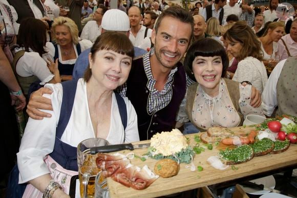 Mireille Mathieu vit recluse avec sa soeur Monique à Neuilly : leur hôtel  particulier doté d'un élément qui est "le plus beau de Paris" : Le  diaporama - Purepeople