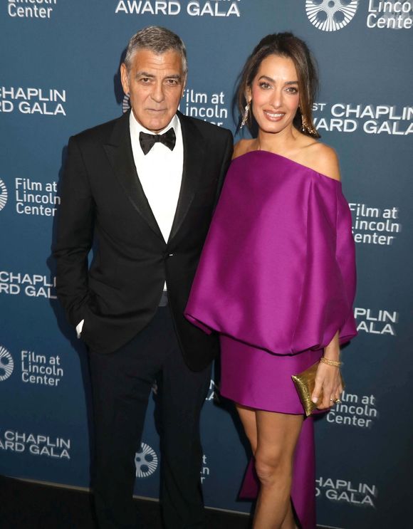 Le 27 avril 2026, New York, New York, USA : L'acteur GEORGE CLOONEY et son épouse AMAL CLOONEY, avocate libano-britannique spécialisée dans les droits de l'homme, portant une robe Balenciaga, lors du 51ème gala annuel des Chaplin Awards en l'honneur de George Clooney, arrivant sur le tapis rouge au Alice Tully Hall au Lincoln Center. (Crédit photo : © Nancy Kaszerman/ZUMA Press Wire / Bestimage)