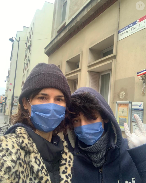 Églantine Éméyé est également mère d'un premier garçon, Marco, né en 2003, qui a vécu toute son enfance auprès d'un frère malade et en proie à de violentes crises...

Églantine Éméyé avec son fils Marco, photo partagée sur Instagram le 21 mars 2020.