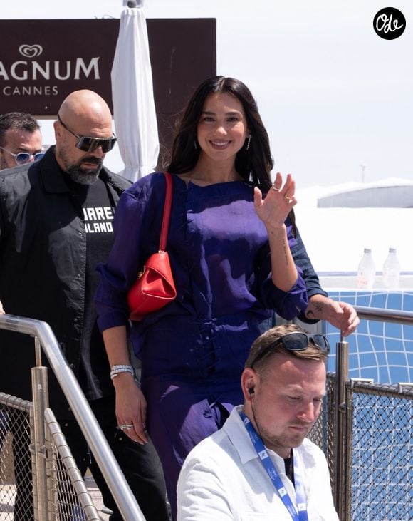 Si cette association peut intimider de prime abord, elle est pourtant des plus sophistiquées. La magie opère tout simplement car le rouge compose la base chromatique du violet, créant ainsi une harmonie visuelle étonnamment naturelle. 

Dua Lipa au Festoval de Cannes 2026. © Backgrid UK/ Bestimage



Pictured: Dua Lipa