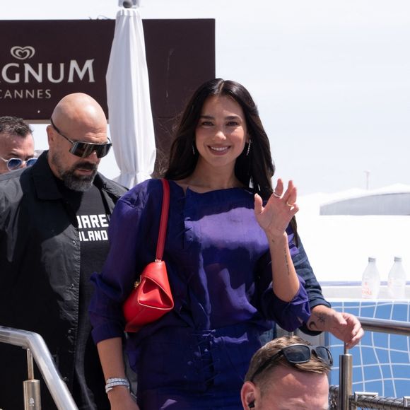 Si cette association peut intimider de prime abord, elle est pourtant des plus sophistiquées. La magie opère tout simplement car le rouge compose la base chromatique du violet, créant ainsi une harmonie visuelle étonnamment naturelle. 

Dua Lipa au Festoval de Cannes 2026. © Backgrid UK/ Bestimage



Pictured: Dua Lipa