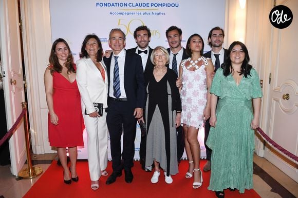 Exclusif - La famille Kretz : "L'Agence" sur TMC  :  Eve von Romberg, Sandrine et Olivier Kretz, Martin Kretz, Majo (la grand-mère), Valentin Kretz et sa femme Charina Sarte, Louis Kretz - Soirée de gala des 50 ans de la Fondation Claude Pompidou à l'Hôtel Marcel Dassault à Paris le 12 avril 2022.
© Rachid Bellak / LMS / Bestimage