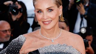 Festival de Cannes 2026 : Sharon Stone et Carla Bruni illuminent le tapis rouge, Iris Mittenaere en fait autant dans une robe blanche très glamour