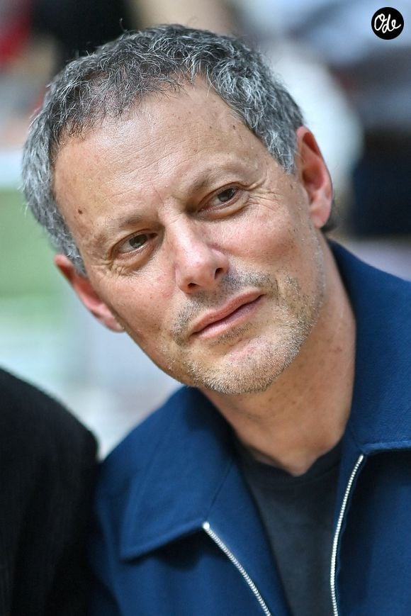 Éric Dupond-Moretti et Marc-Olivier Fogiel signent des dédicaces au Salon du livre de Paris, au Grand Palais, le 17 avril 2026. Photo de Franck Castel/ABACAPRESS.COM