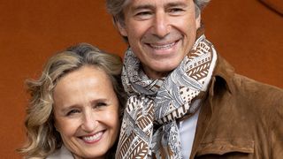 "C'était incompatible à nos yeux" : Pour Caroline Roux, son mari, haut fonctionnaire et dirigeant d'entreprises, s'est mis en retrait pour lui faire de la lumière