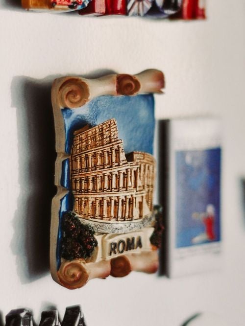 Vous collectionnez les magnets sur votre réfrigérateur ? Ce geste anodin pourrait en dire long sur votre histoire