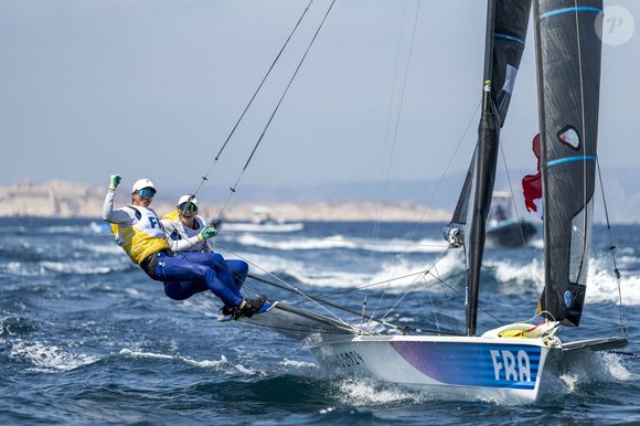 Sarah Steyaert et Charline Picon participent à la course pour les médailles en skiff féminin - 49er FX lors du 7e jour des Jeux Olympiques de Paris 2024 à Marseille, le 2 août. 

© Petter Arvidson/Bildbyran via ZUMA Press)