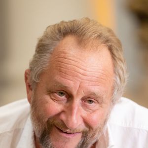 Les deux se rencontrent à Cannes, à l’époque de la promotion de "C’est arrivé près de chez vous".

Benoit Poelvoorde - Rendez-vous avec les acteurs du film "Couleurs de l'incendie" à l'hôtel Negresco à Nice pour la 4ème édition du festival Cinéroman le 5 octobre 2022.© Olivier Huitel / Bestimage