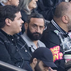Il poursuit : "Moi je vais vous raconter ce qu'il s'est passé. Vous savez que les équipes du groupe M6 écoutaient l'émission et ils m'ont appelé, ils m'ont dit 'la jeune fille, elle serait peut-être pas mal'. "

Cyril Hanouna - Célébrités dans les tribunes lors du match retour de la Ligue Des Champions 2024-2025 (LDC) "PSG - Arsenal" (2-1) au Parc des Princes à Paris le 7 mai 2025. © Cyril Moreau/Bestimage