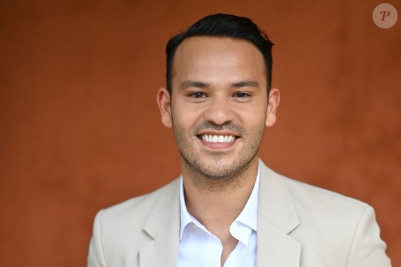 "Je lis plus, et tous les week-ends, je vais au théâtre ou au cinéma", a-t-il confié à "Télé 7 Jours", révélant au passage que ce temps qu’il consacre à ces nouvelles activités impacte celui qu’il réservait autrefois à ses proches.

Mohamed Bouhafsi assiste aux Internationaux de France 2023 à Roland Garros le 09 juin 2023 à Paris, France. Photo by Franck Castel/ABACAPRESS.COM