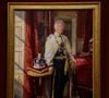 Le roi a fait appel à Peter Kuhfeld, un habitué de la famille royale, pour capturer son image. Mais l’œuvre est jugée froide et maladroite par certains observateurs et internautes.
Les tableaux représentant le roi Charles III et la reine Camilla, commandés pour marquer leur couronnement en 2023, exposés provisoirement à la National Gallery à Londres, le 9 mai 2025 @Backgrid UK/ Bestimage