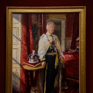 Le roi a fait appel à Peter Kuhfeld, un habitué de la famille royale, pour capturer son image. Mais l’œuvre est jugée froide et maladroite par certains observateurs et internautes.

Les tableaux représentant le roi Charles III et la reine Camilla, commandés pour marquer leur couronnement en 2023, exposés provisoirement à la National Gallery à Londres, le 9 mai 2025 @Backgrid UK/ Bestimage