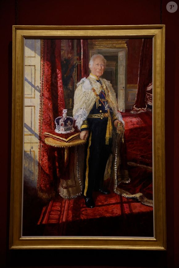 Le roi a fait appel à Peter Kuhfeld, un habitué de la famille royale, pour capturer son image. Mais l’œuvre est jugée froide et maladroite par certains observateurs et internautes.

Les tableaux représentant le roi Charles III et la reine Camilla, commandés pour marquer leur couronnement en 2023, exposés provisoirement à la National Gallery à Londres, le 9 mai 2025 @Backgrid UK/ Bestimage