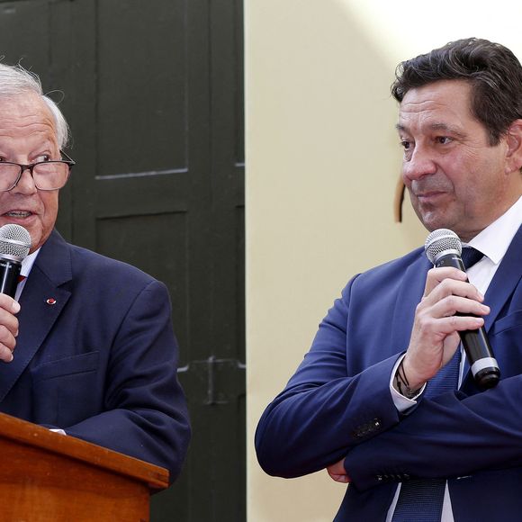 Laurent Gerra reçoit les insignes de Chevalier dans l’ordre du Mérite Agricole des mains de Monsieur Georges Blanc, chef triplement étoilé, au Restaurant Léon de Lyon à Lyon, France, le 3 septembre 2023. © Pascal Fayolle/Bestimage