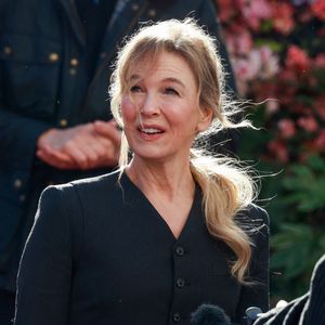 Renee Zellweger lors de l'inauguration de la statue "Bridget Jones Scenes in the Square" à Londres, Royaume Uni, le 17 novembre 2025. © GoffPhotos/Bestimage