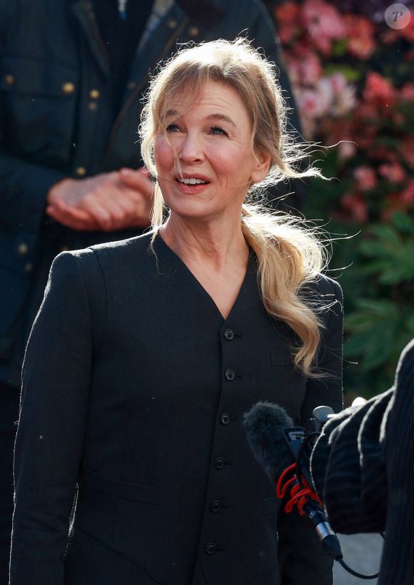 Renee Zellweger lors de l'inauguration de la statue "Bridget Jones Scenes in the Square" à Londres, Royaume Uni, le 17 novembre 2025. © GoffPhotos/Bestimage