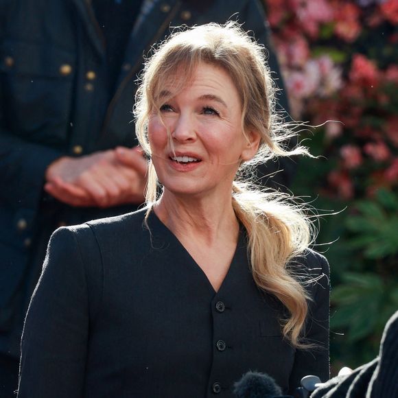 Renee Zellweger lors de l'inauguration de la statue "Bridget Jones Scenes in the Square" à Londres, Royaume Uni, le 17 novembre 2025. © GoffPhotos/Bestimage