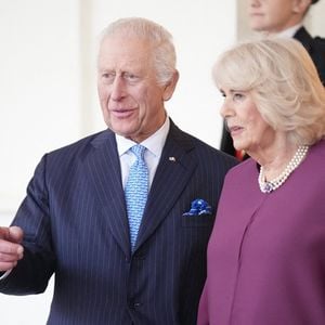 Le nouveau roi d'Angleterre et son épouse Camilla n'étaient en effet pas présents, pour cette grande fête. C'est le prince William, seul, sans son épouse Kate, qui a représenté son père, sur les bancs de Notre-Dame de Paris.
Le roi Charles III et la reine Camilla font officiellement leurs adieux à l'émir du Qatar, le cheikh Tamim bin Hamad Al Thani, et à son épouse, la cheikha Jawaher, alors qu'ils quittent le palais de Buckingham à Londres, le dernier jour de leur visite d'État au Royaume-Uni, le 4 décembre 2024.