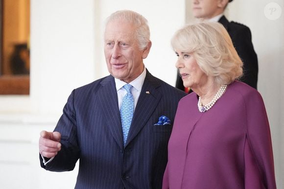 Le nouveau roi d'Angleterre et son épouse Camilla n'étaient en effet pas présents, pour cette grande fête. C'est le prince William, seul, sans son épouse Kate, qui a représenté son père, sur les bancs de Notre-Dame de Paris.
Le roi Charles III et la reine Camilla font officiellement leurs adieux à l'émir du Qatar, le cheikh Tamim bin Hamad Al Thani, et à son épouse, la cheikha Jawaher, alors qu'ils quittent le palais de Buckingham à Londres, le dernier jour de leur visite d'État au Royaume-Uni, le 4 décembre 2024.