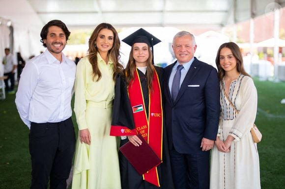 La princesse Lalla Salma de Jordanie reçoit son diplome de l'Université de Caroline du Sud (USC), sous le regard ému de ses parents le roi Abdallah II de Jordanie et la reine Rania de Jordanie. Los Angeles, le 12 mai 2023. (Dana Press / Bestimage).