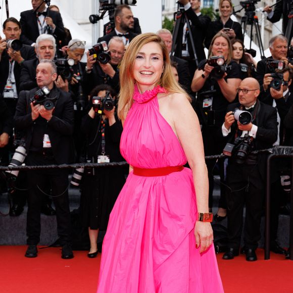 Julie Gayet (robe Maison Rabih Kayrouz) - Montée des marches du film "Partir un jour" pour la cérémonie d’ouverture du 78ème Festival International du Film de Cannes, au Palais des Festivals à Cannes. Le 13 mai 2025. © Jacovides-Moreau / Bestimage