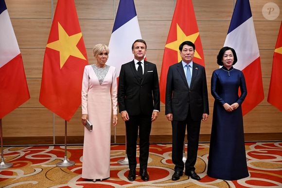 Le président français E. Macron et sa femme B. Macron, aux côtés de son homologue vietnamien Luong Cuong avec sa femme Nguyen Thi Minh Nguyet, lors d'un dîner d'État au Centre international des congrès de Hanoi, le 26 mai 2025. © Jeanne Accorsini / Pool / Bestimage