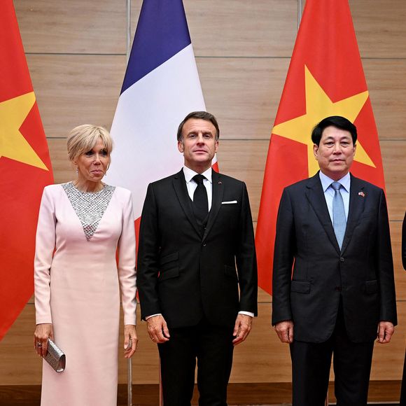 Le président français E. Macron et sa femme B. Macron, aux côtés de son homologue vietnamien Luong Cuong avec sa femme Nguyen Thi Minh Nguyet, lors d'un dîner d'État au Centre international des congrès de Hanoi, le 26 mai 2025. © Jeanne Accorsini / Pool / Bestimage