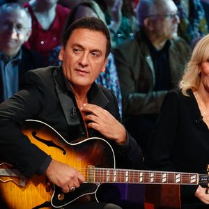 Exclusif - Dany Brillant et sa mère Mireille Cohen lors de l'enregistrement de l'émission "Famille je vous aime" présentée par M. Drucker et qui sera diffusée le 13 juin 2025 sur France 3, aux Studios rive gauche à Paris, France, le 14 avril 2025. © Clovis-Gaffiot/Bestimage