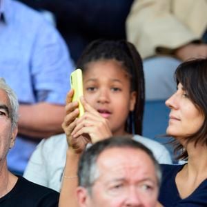 Raymond Domenech et sa femme Estelle Denis dans les tribunes lors du match de championnat de Ligue 1 Conforama opposant le Paris Saint-Germain au Racing Club de Strasbourg Alsace au Parc des princes à Paris, France, le 14 septembre 2019. Le PSG a gagné 1-0. © Jean-Baptiste Autissier/Panoramic/Bestimage