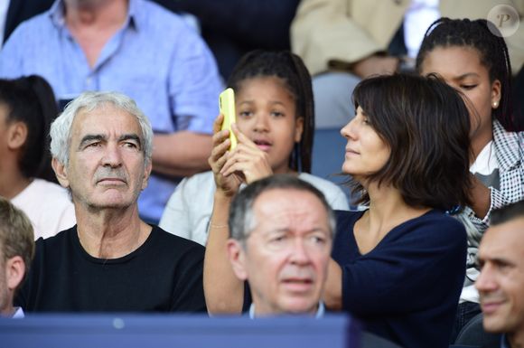 Raymond Domenech et sa femme Estelle Denis dans les tribunes lors du match de championnat de Ligue 1 Conforama opposant le Paris Saint-Germain au Racing Club de Strasbourg Alsace au Parc des princes à Paris, France, le 14 septembre 2019. Le PSG a gagné 1-0. © Jean-Baptiste Autissier/Panoramic/Bestimage