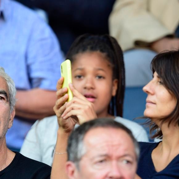 Raymond Domenech et sa femme Estelle Denis dans les tribunes lors du match de championnat de Ligue 1 Conforama opposant le Paris Saint-Germain au Racing Club de Strasbourg Alsace au Parc des princes à Paris, France, le 14 septembre 2019. Le PSG a gagné 1-0. © Jean-Baptiste Autissier/Panoramic/Bestimage