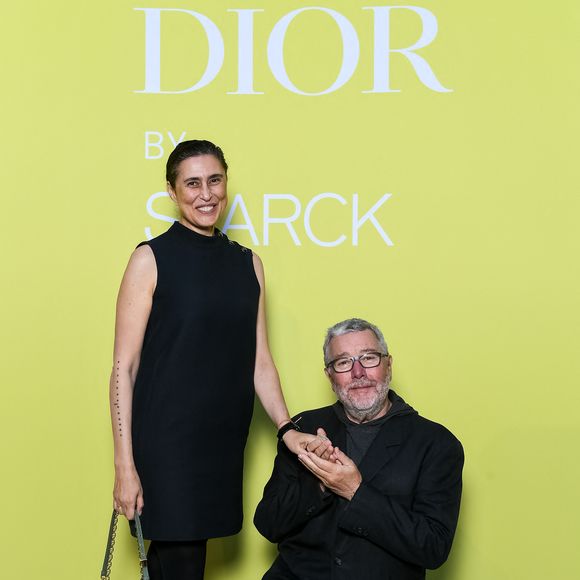 Une nouvelle maison qu'il a entièrement imaginée et construite. Il indique : "j’ai été obligé de faire quelque chose from scratch (à partir de rien, ndlr)".

Jasmine Abdellatif Starck, Philippe Starck au photocall "Dior by Strack" lors de la Design Week à Milan, le 17 avril 2023. SGP / BESTIMAGE