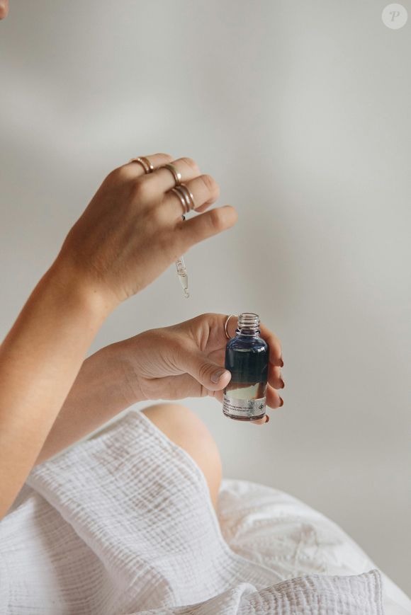 La tendance actuelle privilégie des routines plus simples, axées sur le nettoyage doux, l’hydratation et la protection, avec des actifs réparateurs comme les céramides ou la centella.

Mathilde Langevin sur Unsplash