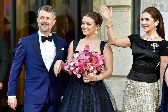 Au programme ? Opéra classique, ballet, danse contemporaine, comédies musicales et musique pop.

La princesse Isabella, la reine Mary de Danemark, le roi Frederik de Danemark, spectacle d’anniversaire au Théâtre Royal à l’occasion des 18 ans de la princesse Isabella, à Copenhague, au Danemark, le 15 avril 2025. © Dana Press / Bestimage