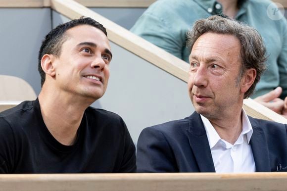 Stéphane Bern et son compagnon Yori Bailleres dans les tribunes lors des Internationaux de France de Tennis de Roland Garros 2025. Paris, le 29 mai 2025.
© Jacovides/Moreau/Bestimage