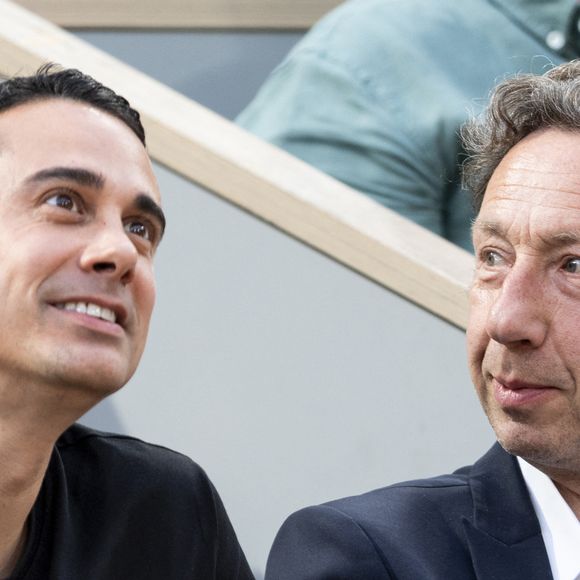 Stéphane Bern et son compagnon Yori Bailleres dans les tribunes lors des Internationaux de France de Tennis de Roland Garros 2025. Paris, le 29 mai 2025.
© Jacovides/Moreau/Bestimage