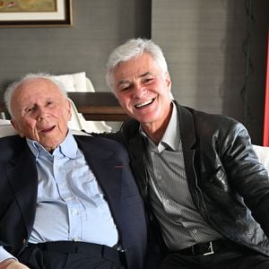 Exclusif - Prix Spécial - No web - Philippe Bouvard, journaliste français, écrivain, homme de radio et de télévision, à son domicile, en interview télé avec le journaliste producteur Cyril Viguier à Cannes, le 27 février 2025. 
Ces derniers secrets, il se confie a Cyril Viguier dans une emission diffusée dans le monde entier.

﻿A 95 ans, Philippe Bouvard a décidé de raccrocher et de prendre sa retraite !
Avant d’interrompre définitivement ses activités, l’animateur des « Grosses têtes », auteur de 69 livres et qui réside à maintenant à Cannes, raconte ses souvenirs à Cyril Viguier, au cours d’un Talk qui sera diffusée le 3 et 6 mai première émission et le 10 et 13 mai deuxième émission  sur TV5 Monde et sur RTL, une radio dont il fut, durant plusieurs décennies, l’animateur fétiche.

De René Cotty au Général de Gaulle, de Mitterrand à Sarkozy en passant par Giscard, qu’il soupçonne de « lui avoir coller un contrôle fiscal ! », Bouvard dévoile ses derniers secrets et raconte ses rencontres savoureuses avec tous les Présidents.

D’une République à l’autre, il raconte aussi à Cyril Viguier ses anecdotes drôles et inédites, souvent caustiques, parfois rugueuses, avec les grandes Icônes Françaises: Bardot, Delon, Aznavour etc…

© Bruno Bebert/Bestimage