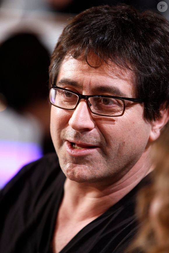 Alain Degois est quant à lui professeur de théâtre à la place de Hugues Hamelynck.

Alain Degois  aka Papy le 31 Janvier 2013. © JLPPA / Bestimage