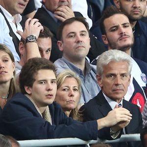 “C’est une chance inouïe de partager beaucoup de choses ensemble”, conclut Claire Chazal

Exclusif - Claire Chazal avec son fils François Poivre d'Arvor et un ami le banquier Christophe de Backer assistent au quart finale de la Ligue des Champions de football au Parc des Princes entre le PSG et le FC Barcelone à Paris le 15 avril 2015.
