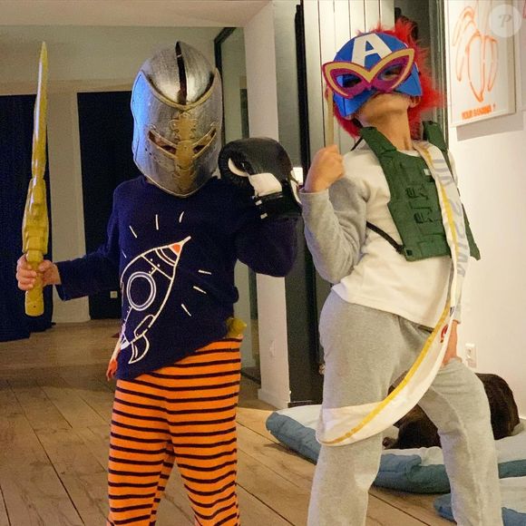 une semaine sur deux, l’animatrice faisait le trajet jusqu’à la capitale afin de retrouver ses deux bambins et de partager leur quotidien.

Alessandra Sublet a publié une photo de ses enfants Alphonse et Charlie déguisés sur Instagram le 28 novembre 2020, en clin d'oeil à la finale de "Mask Singer" sur TF1.
