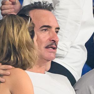 Jean Dujardin, Nathalie Pechalat et Guy Savoy assistent au match de la Coupe du monde de rugby France 2023 entre la France et la Nouvelle-Zélande au Stade de France le 08 septembre 2023 à Saint-Denis, en banlieue parisienne, France. Photo de Laurent Zabulon/ABACAPRESS.COM