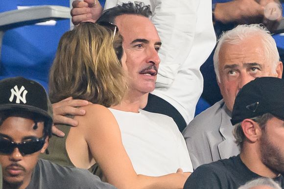 Jean Dujardin, Nathalie Pechalat et Guy Savoy assistent au match de la Coupe du monde de rugby France 2023 entre la France et la Nouvelle-Zélande au Stade de France le 08 septembre 2023 à Saint-Denis, en banlieue parisienne, France. Photo de Laurent Zabulon/ABACAPRESS.COM