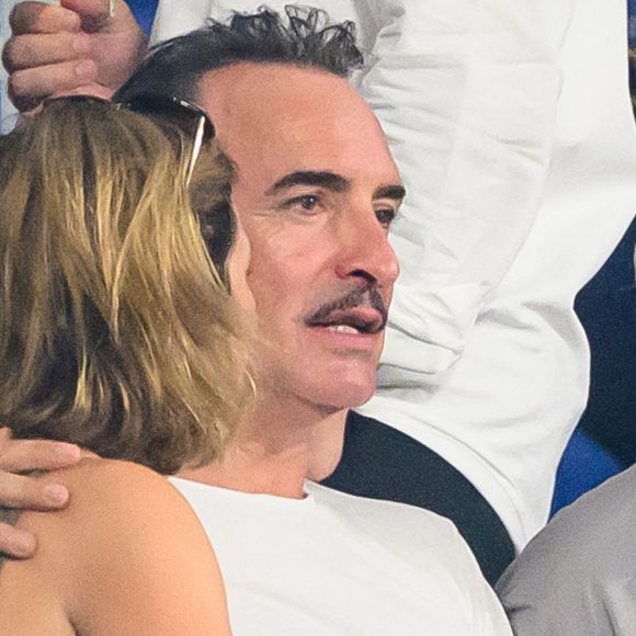 Jean Dujardin, Nathalie Pechalat et Guy Savoy assistent au match de la Coupe du monde de rugby France 2023 entre la France et la Nouvelle-Zélande au Stade de France le 08 septembre 2023 à Saint-Denis, en banlieue parisienne, France. Photo de Laurent Zabulon/ABACAPRESS.COM
