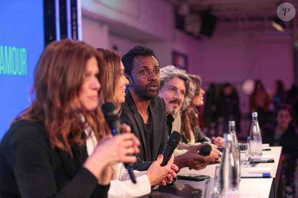 la même île qui avait servi de tournage pour Les Vacances de l'amour. 

Lakshan Abeynayake lors d'une rencontre avec les membres de la série Les mystères de l'amour au festival Series Mania à Lille le 20 mars 2023.

© Stéphane Vansteenkiste / Bestimage