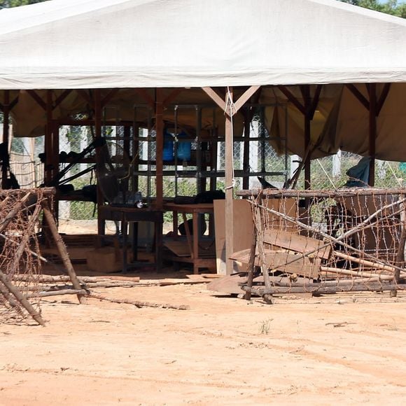 Elle attend désormais avec impatience le moment où elle va pouvoir rejoindre le Cambodge donc, où elle possède déjà une maison depuis plus de vingt ans, celle-ci étant située dans le nord-ouest du pays.

Exclusif - Préparation du lieu de tournage du prochain film d'Angelina Jolie "First They Killed My Father" à Siem Reap au Cambodge, le 11 novembre 2015.© Bestimage
