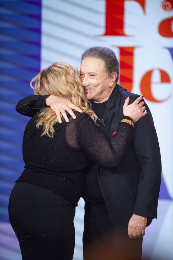 Exclusif - Marie Lou Berry et Michel Drucker lors de l'enregistrement de l'émission "Famille je vous aime" présentée par M.Drucker et qui sera diffusée le 29 décembre sur France 3, au studio Rive gauche, à Paris, France, le 2 décembre 2025. © Gaffiot-Perusseau/Bestimage