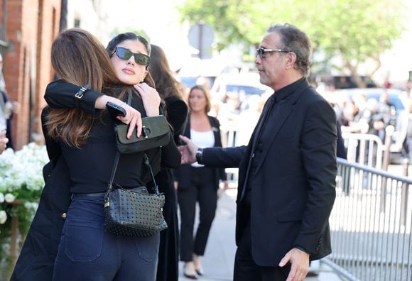 Cylia Chasman, fille de la défunte, et son père Steven Chasman, ex-mari de la défunte, Doria Tillier - Arrivées aux obsèques de Nadia Farès en l'église Saint-Jean-de-Montmartre à Paris, le 24 avril 2026. N.Farès est décédée le 17 avril 2026 quelques jours après un "incident cardiaque" survenu le 12 avril 2026 dans la piscine du complexe sportif, Blanche (9ème).