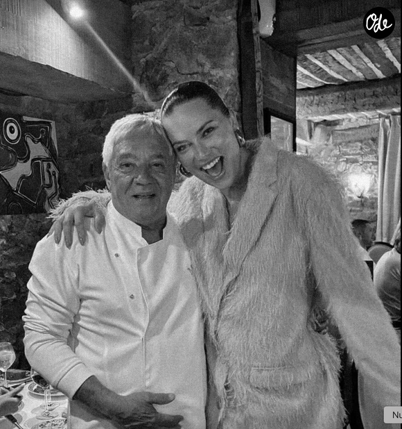 Le restaurant antibois est devenu une adresse incontournable pour les célébrités de passage sur la Côte d'Azur.

Adriana Lima au "Mamo Michelangelo", restaurant d'Antibes prisé par les stars @Facebook